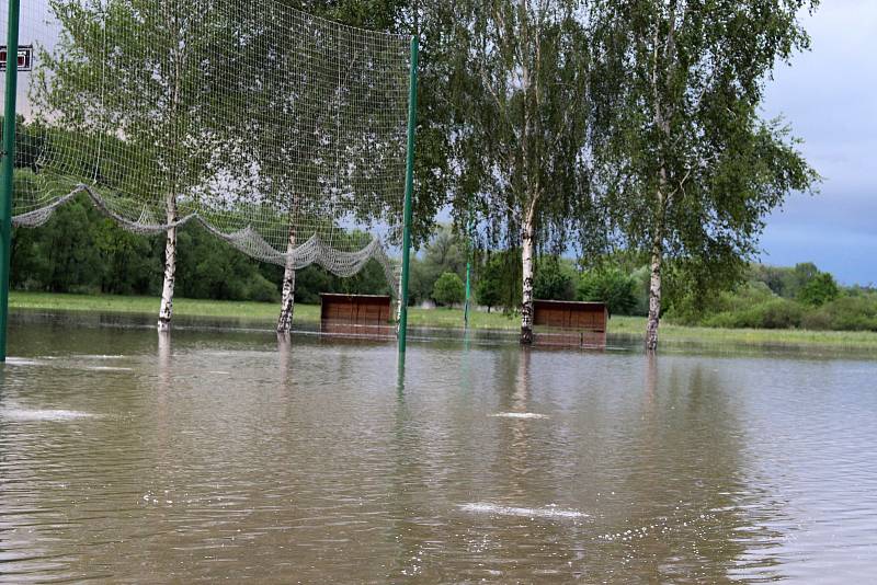 Bečva je v Hranicích na druhém povodňovém stupni. V Ústí zalila fotbalové hřiště.