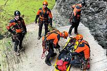 Záchranu zraněného z Hranické propasti si vyzkoušeli na společném cvičení přerovští a prostějovští hasiči. Dále využili konstrukci mostu ve Věrovanech a pomohli ztracenému houbaři v turistické lokalitě Kocanda.