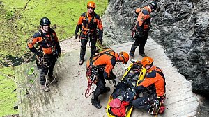 Záchranu zraněného z Hranické propasti si vyzkoušeli na společném cvičení přerovští a prostějovští hasiči. Dále využili konstrukci mostu ve Věrovanech a pomohli ztracenému houbaři v turistické lokalitě Kocanda.