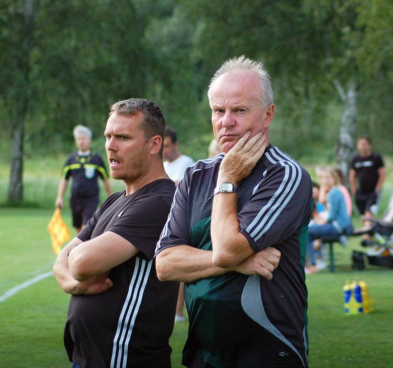 Fotbalisté Ústí (v bílém) v přípravném utkání proti FK Kozlovice. Roman Matějka (vlevo) a Milan Nekuda.