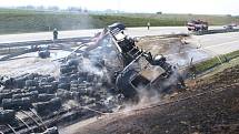 Nehoda a požár kamionu na D1 u Bělotína