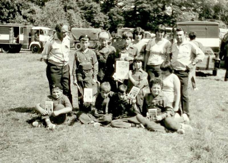 Mladí hasiči ze Všechovic v roce 1982.