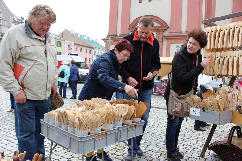 Jarní trhy na hranickém náměstí.