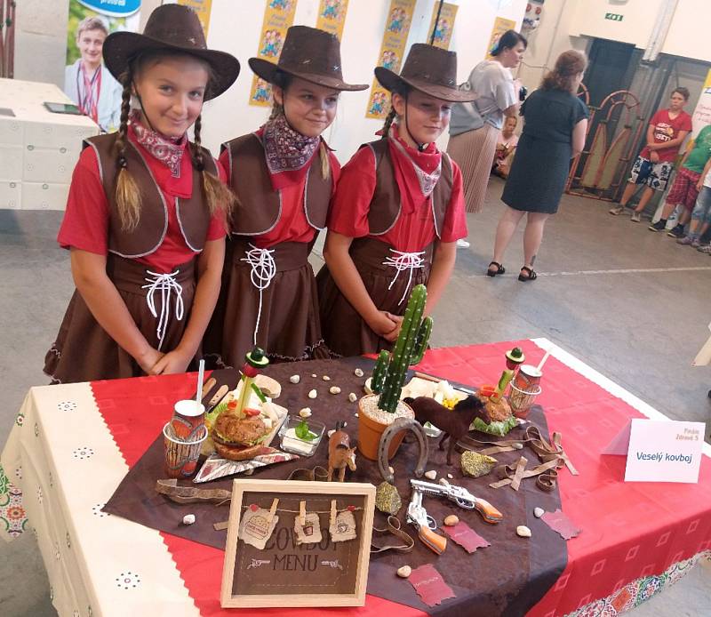 Trio dívek z drahotušské školy zaujalo v obrovské konkurenci porotu nejen kreativním receptem, ale i dokonalými kostýmy. foto: archiv pořadatelů