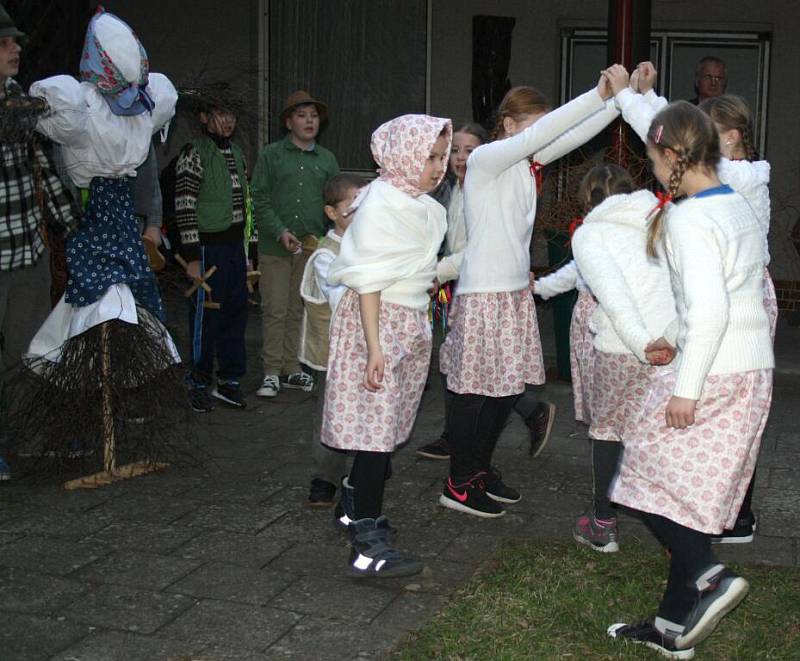 Slavnostní vernisáž Výstavy velikonoční tradic v Galerii M+M zpestřilo vystoupení folklorního souboru Rozmarýnek, které poté v zahradní galerii vystřídaly děti z MŠ a ZŠ Drahotuše