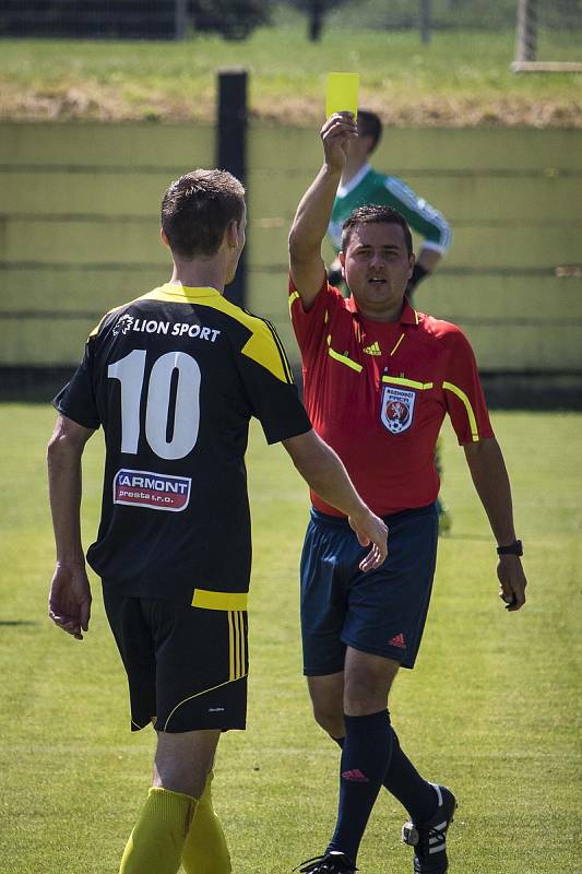 Fotbalisté Nových Sadů (ve žluto-černém) porazili Hranice 3:0.