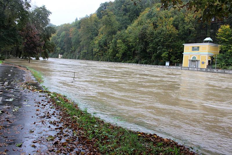 Bečva v lázních Teplice nad Bečvou ve středu 14. října 2020 v 15.30 hodin.