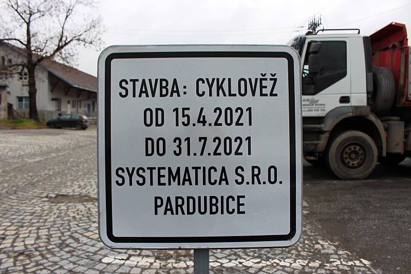 Stavba cyklověže v Hranicích začala u vlakového nádraží 15. dubna 2021.