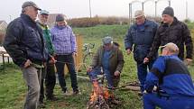 Dobrovolníci napříč všemi generacemi sázejí v Jezernici každý rok stromy. Letos jich vysadili kolem padesáti. Zapojily se i děti ze školy a školky.