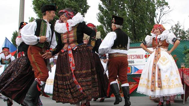 Návštěvníkům se kromě zahraničních hostů představily místní soubory Kosíř a Malý Kosíř. 