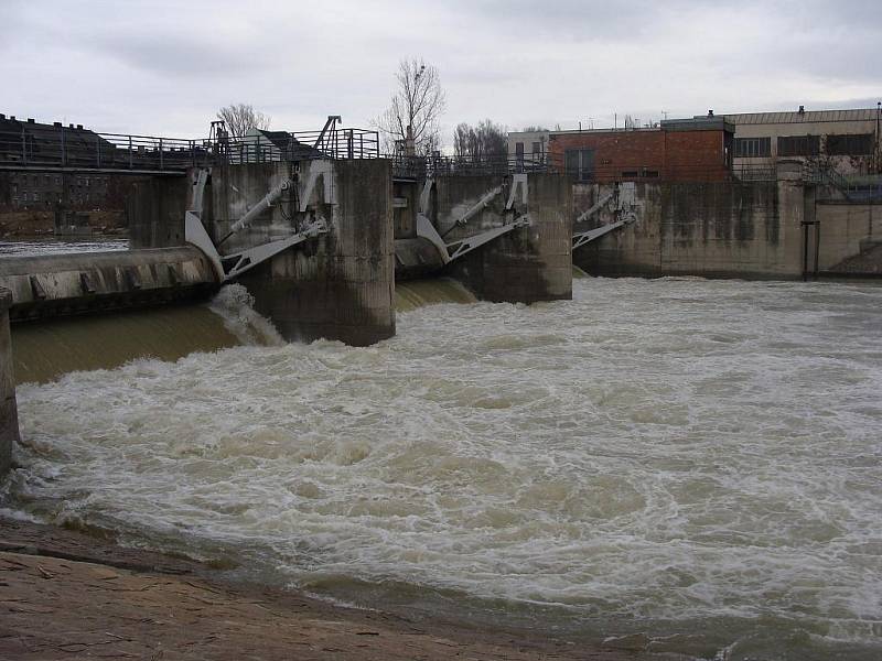 Nebezpečně vypadá v důsledku jarního tání řeka Bečva