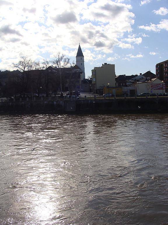 Nebezpečně vypadá v důsledku jarního tání řeka Bečva