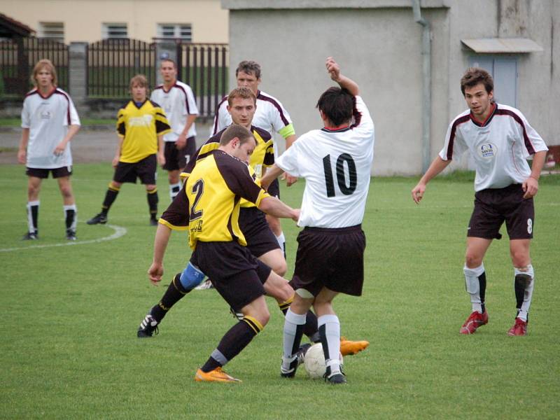 Želatovičtí fotbalisté (v bílém) v posledním utkání sezony doma remizovali s Kralicemi 3:3.