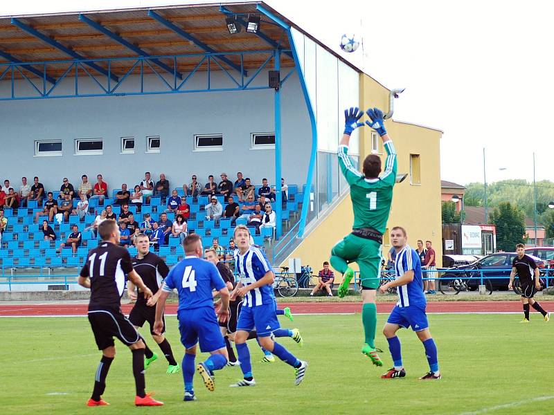 Fotbalisté SK Hranice (v pruhovaném) padli v předkole MOL Cupu s Kozlovicemi 1:2.