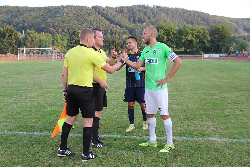 Utkání 1. kola MOL Cupu mezi SK Hranice (v modrém) a MFK Karviná rozhodovaly po remíze 2:2 až penalty.