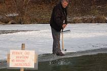 Přerovští rybáři musí takřka denně kontrolovat a udržovat otvory, které před časem vyřezali do zamrzlých rybníků.