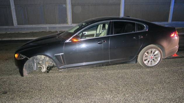 Havárie jaguaru na dálnici D48 u Bělotína