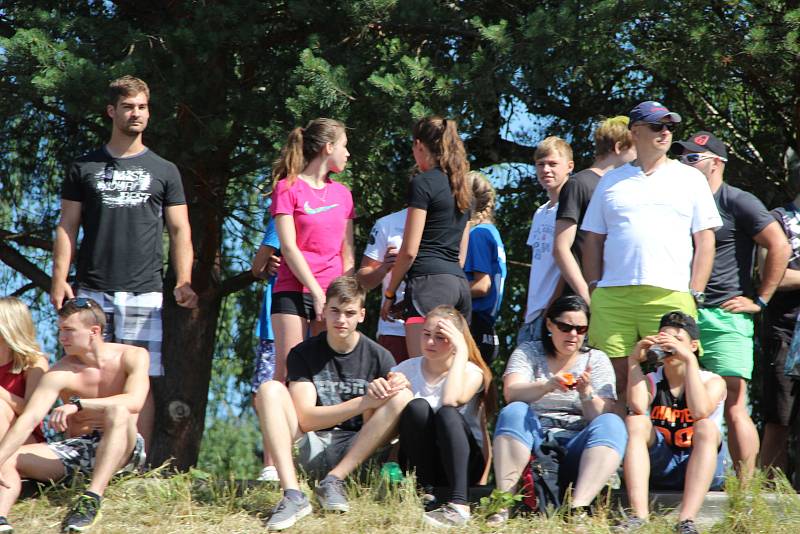 Soutěž základních a středních škol v jízdě na 200 metrů v dračích lodích na hranické Bečvě