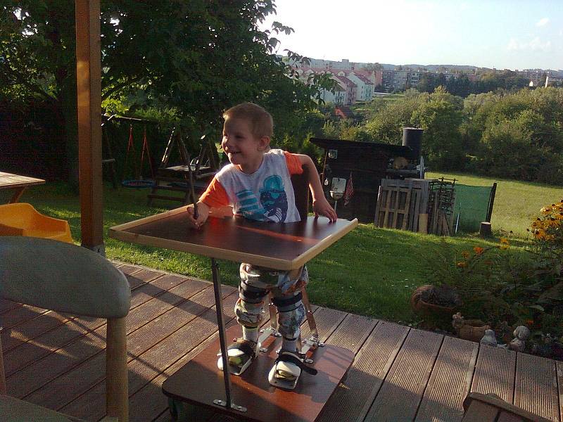 Kabelkový veletrh pomůže šestiletému Vítkovi z Hranic. Vítek je ale i přes svůj handicap velice přátelský, milý a usměvavý kluk, který si rád hraje jako každé dítě.