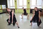 Taneční obor Základní umělecké školy v Hranicích si nacvičil představení Edith Piaf