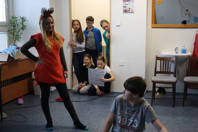 Mladí herci pod taktovkou Ludmily Kučmerčíkové nacvičují divadelní představení na téma Malý princ.