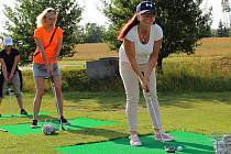 K celosvětovému Dni žen na golfu se připojuje také Golfový klub Radíkov. Na vlastní kůži si tento v Česku ještě ne příliš tradiční sport vyzkoušela i šéfredaktorka Přerovského a hranického deníku Liba Mátlová.