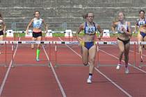 Atleti Hranic na lize v Třinci. 400 m překážek, silná hranická disciplína. Veronika Svobodová (č 38), Adéla Zdražilová (č. 43) a Klára Úlehlová (č. 42)