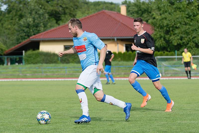 Fotbalisté SK Hranice (v modrém) proti 1. FCV Přerov.