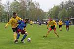 Strhující derby olomouckého krajského přeboru mezi fotbalisty Ústí (ve žlutém) a FC Želatovice.