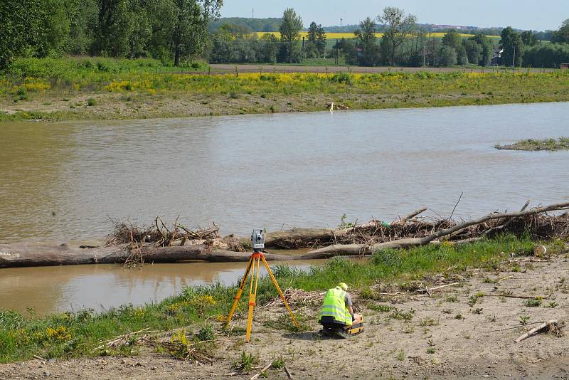 Zatěžovací zkouška otestovala v pondělí dopoledne novou lávku přes řeku Bečvu, a to v úseku mezi obcemi Černotín a Ústí na Hranicku.