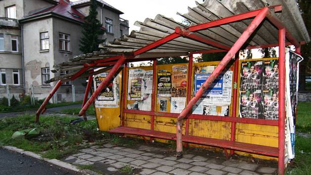 Řidič projel autobusovou zastávkou. 