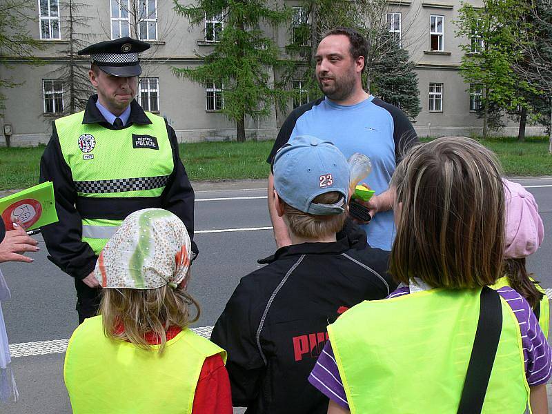 Hraničtí školáci rozdávali citrony příliš rychlým řidičům