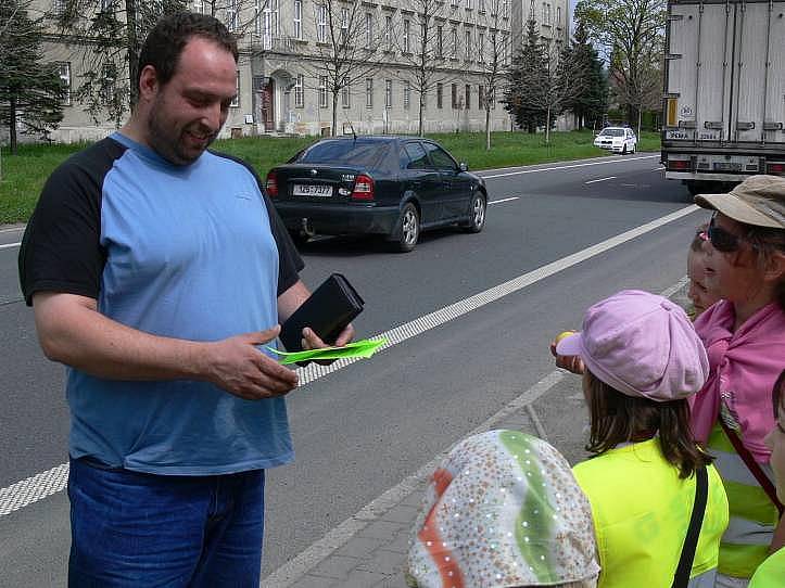 Hraničtí školáci rozdávali citrony příliš rychlým řidičům