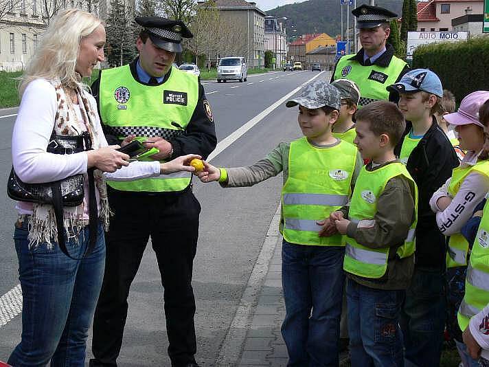 Hraničtí školáci rozdávali citrony příliš rychlým řidičům