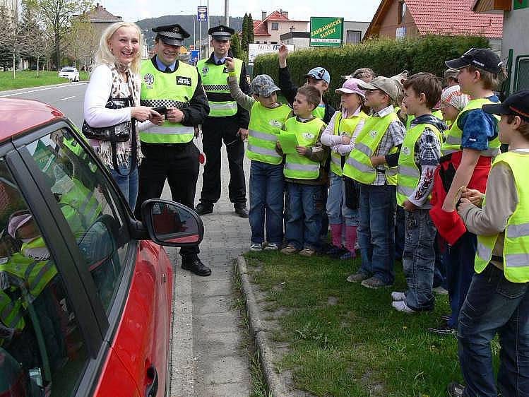 Hraničtí školáci rozdávali citrony příliš rychlým řidičům