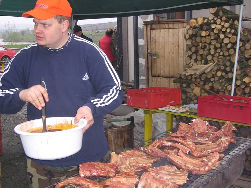 Uzená žebra další pochoutky roznášela obsluha rybářům přímo na jejich stanoviště.