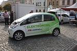 Na hranickém Masarykově náměstí bylo představeno šest nových elektrobusů. Pokřtít je přišel starosta Jiří Kudláček, místostarosta Ivo Lesák nebo hejtman Olomouckého kraje Ladislav Okleštěk.