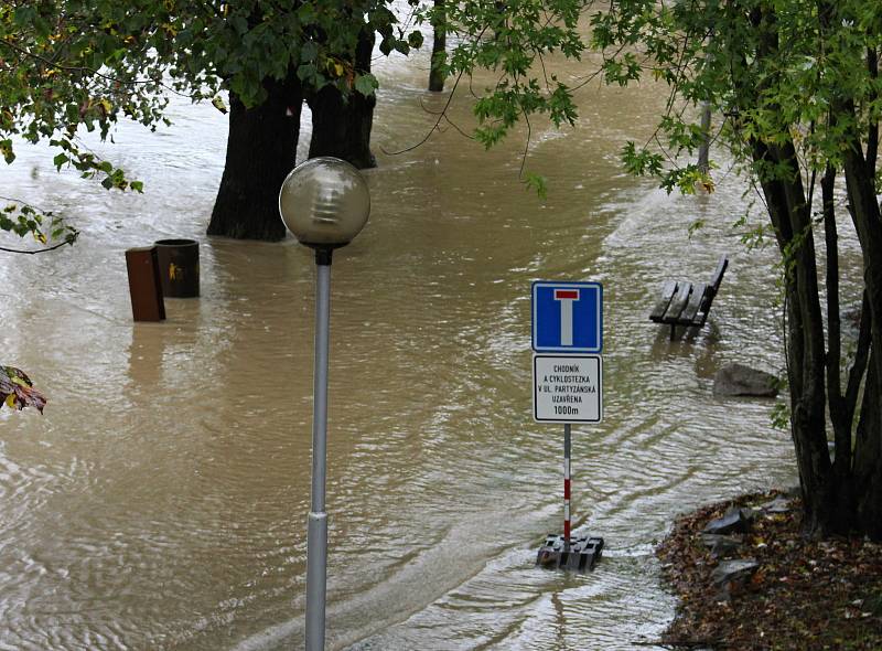 Bečva v lázních Teplice nad Bečvou ve středu 14. října 2020 v 15.30 hodin.