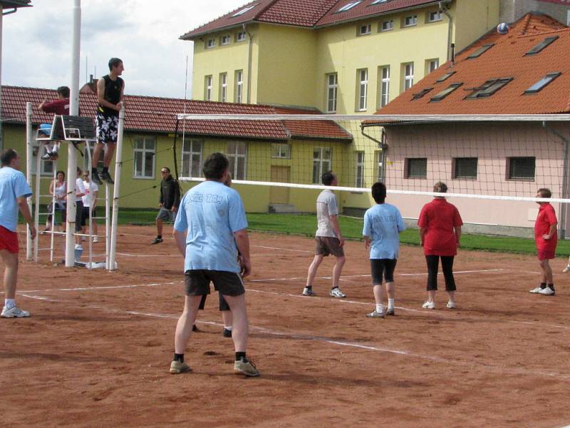 Pivní slavnosti v Bělotíně: volejbalový turnaj obcí.