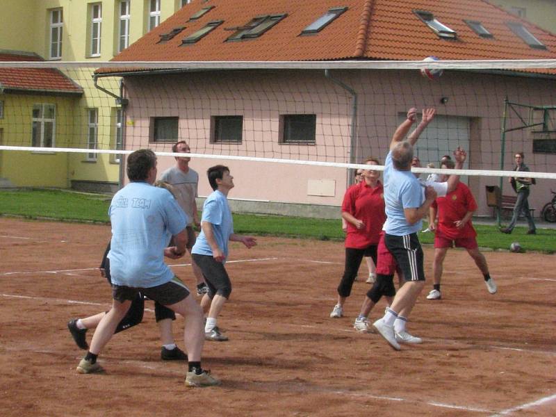 Pivní slavnosti v Bělotíně: volejbalový turnaj obcí.