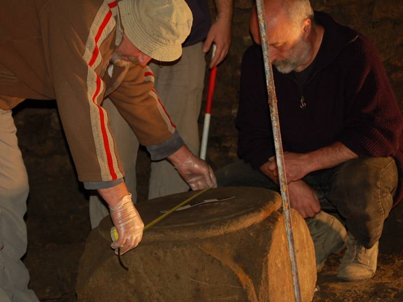 Archeologové chtějí přemístit hlavici románského sloupu z prostor krypty pod kaplí do Muzea Komenského v Přerově. Hlavice však váží zhruba 400 kilogramů, a tak je čeká náročný úkol. 