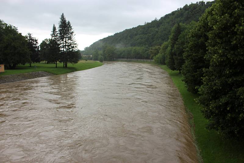 Bečva v Teplicích nad Bečvou v neděli 21. června v 16.20 hodin.