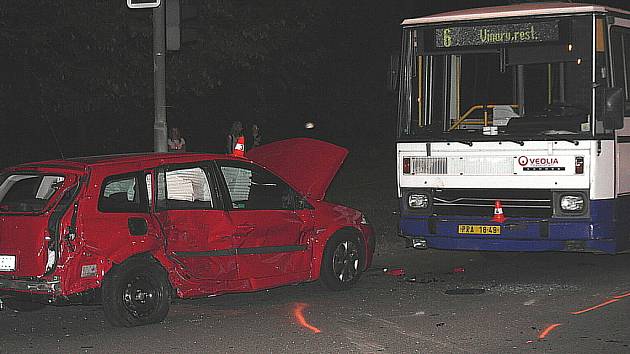 Dvaatřicetiletý řidič vyjel z podjezdu od Olomouce směrem k ulici Velká Dlážka. Na křižovatce nezastavil na značce Stop, dej přednost v jízdě. 