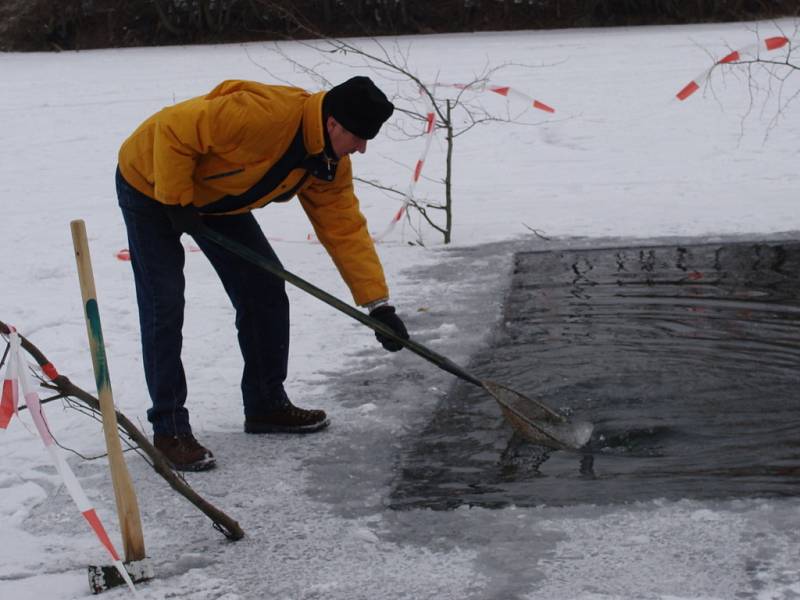 Rybáři denně obnovují vyřezané otvory v ledu, aby mohly ryby dýchat.