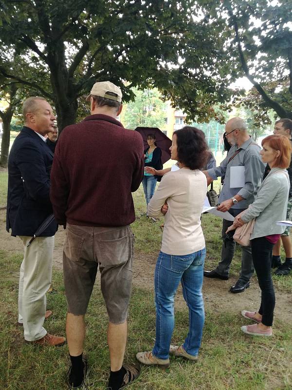 Setkání zástupců města s občany kvůli kácení stromů na Struhlovsku