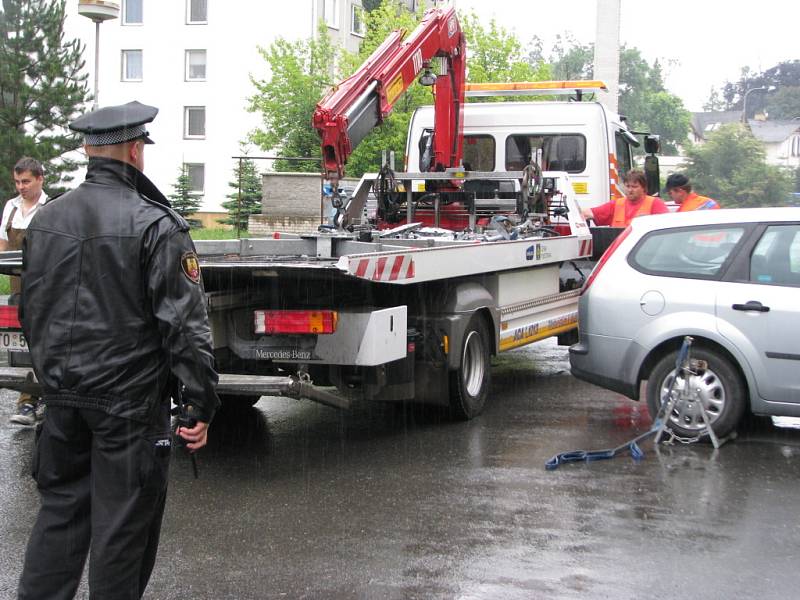 Řidič, který nerespektoval zákazovou značku, své auto v pátek 19. června na parkovišti nenašel.