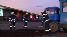 V devět hodin večer vyjížděli hasiči v Hranicích k dodávce, ze které unikala provozní kapalina.