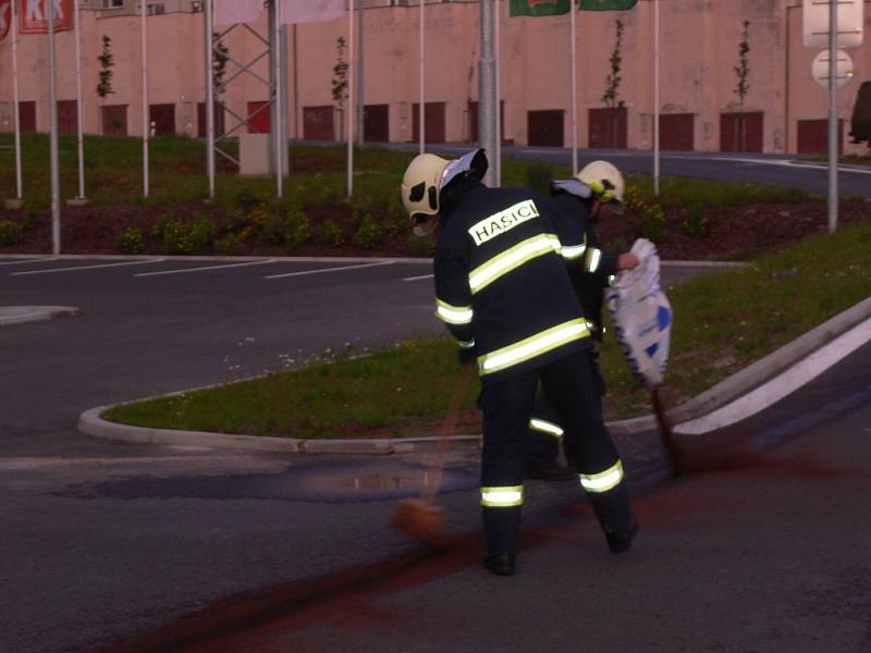 V devět hodin večer vyjížděli hasiči v Hranicích k dodávce, ze které unikala provozní kapalina.