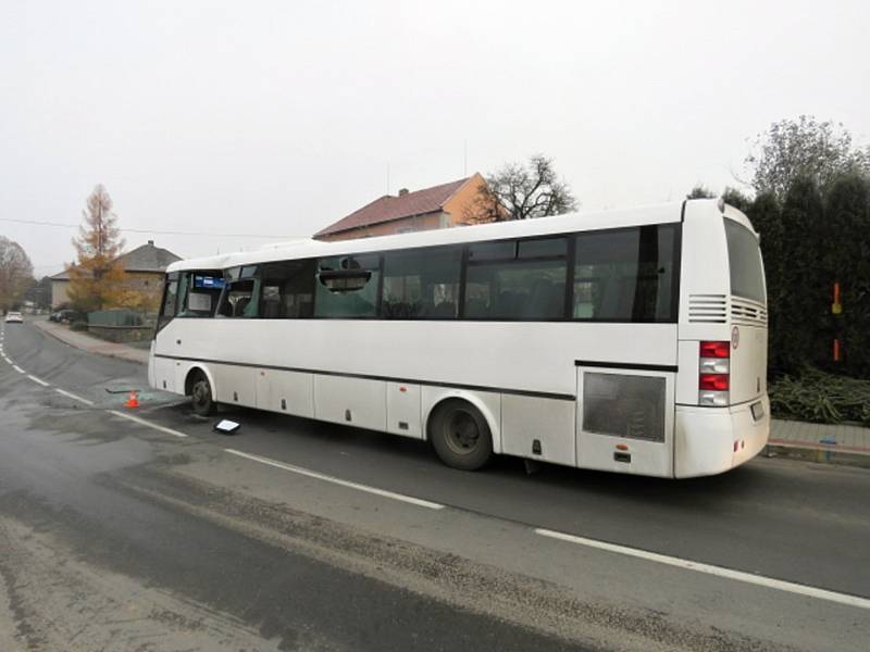 V Milenově se ve středu 15. listopadu srazil autobus s traktorem. Jedna žena byla zraněna.