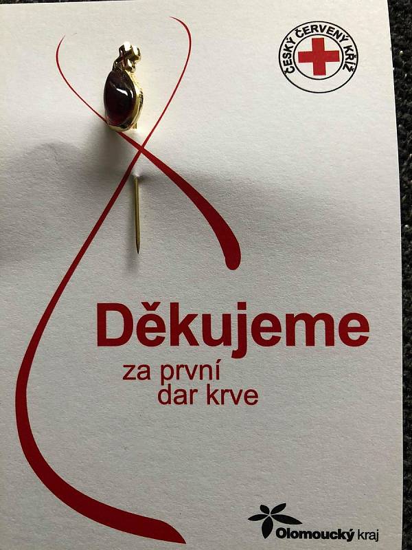 Lenka Kopřivová z Hranic darovala krev v pondělí 9. listopadu poprvé v životě. Zdravotnímu personálu se svou vnučkou připravila panna cottu.